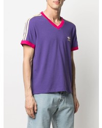 violettes T-Shirt mit einem V-Ausschnitt von adidas