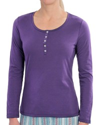 violettes T-shirt mit einer Knopfleiste