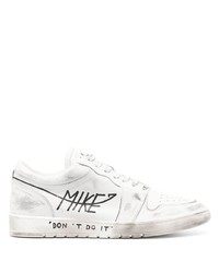 weiße bedruckte Leder niedrige Sneakers von MIKE