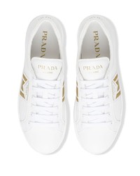 weiße bedruckte Leder niedrige Sneakers von Prada