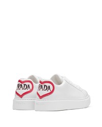 weiße bedruckte niedrige Sneakers von Prada