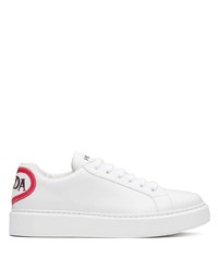 weiße bedruckte niedrige Sneakers von Prada