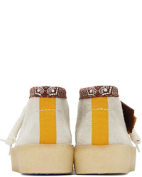 weiße Chukka-Stiefel aus Wildleder von Clarks Originals