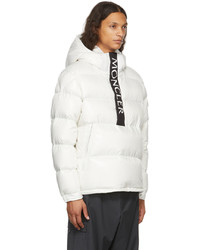 weiße Daunenjacke von Moncler