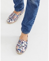 weiße Espadrilles mit geometrischem Muster