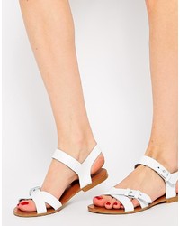 weiße flache Sandalen aus Leder von Asos