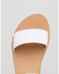 weiße flache Sandalen aus Leder von Asos