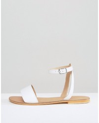 weiße flache Sandalen aus Leder von Asos