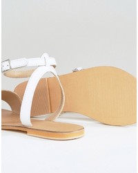 weiße flache Sandalen aus Leder von Asos