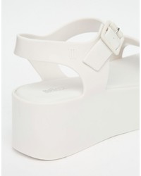 weiße flache Sandalen von Melissa