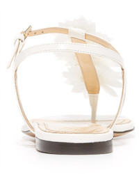 weiße flache Sandalen von Charlotte Olympia