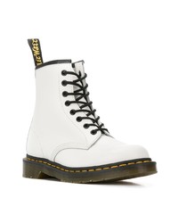 weiße flache Stiefel mit einer Schnürung aus Leder von Dr. Martens