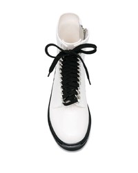 weiße flache Stiefel mit einer Schnürung aus Leder von Casadei