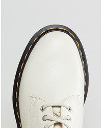 weiße flache Stiefel mit einer Schnürung aus Leder von Dr. Martens