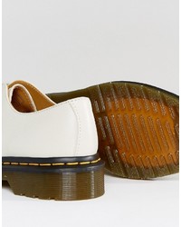 weiße flache Stiefel mit einer Schnürung aus Leder von Dr. Martens