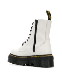 weiße flache Stiefel mit einer Schnürung aus Leder von Dr. Martens