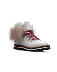 weiße flache Stiefel mit einer Schnürung aus Leder von Moncler