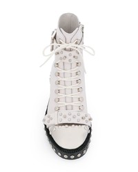 weiße flache Stiefel mit einer Schnürung aus Leder von Alexander McQueen