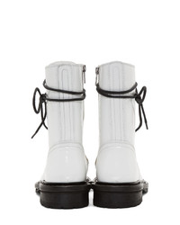 weiße flache Stiefel mit einer Schnürung aus Leder von Ann Demeulemeester