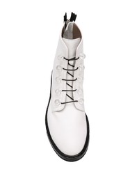 weiße flache Stiefel mit einer Schnürung aus Wildleder von AGL