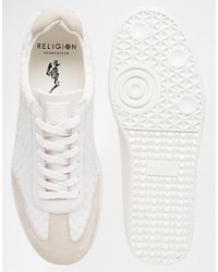 weiße geflochtene Turnschuhe von Religion