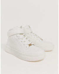 weiße hohe Sneakers von Bershka