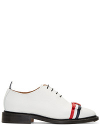 weiße horizontal gestreifte Leder Oxford Schuhe von Thom Browne