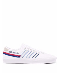 weiße horizontal gestreifte Segeltuch niedrige Sneakers von adidas