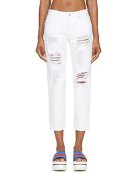 weiße Jeans mit Destroyed-Effekten