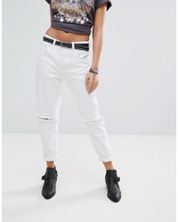 weiße Jeans mit Destroyed-Effekten von PrettyLittleThing