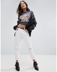 weiße Jeans mit Destroyed-Effekten von PrettyLittleThing