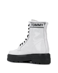 weiße klobige flache Stiefel mit einer Schnürung aus Leder von Tommy Jeans