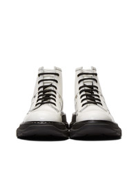 weiße klobige flache Stiefel mit einer Schnürung aus Leder von Alexander McQueen