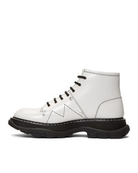 weiße klobige flache Stiefel mit einer Schnürung aus Leder von Alexander McQueen