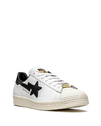weiße Leder niedrige Sneakers mit Sternenmuster von adidas