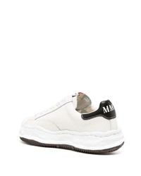 weiße Leder niedrige Sneakers von Maison Mihara Yasuhiro