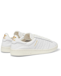 weiße Leder niedrige Sneakers von adidas Consortium