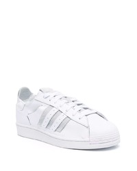 weiße Leder niedrige Sneakers von adidas