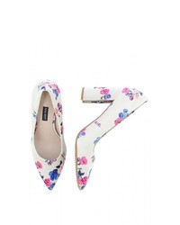 weiße Leder Pumps mit Blumenmuster von Nine West