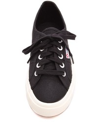 weiße niedrige Sneakers von Superga