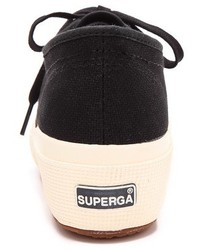 weiße niedrige Sneakers von Superga