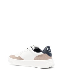 weiße niedrige Sneakers von Armani Exchange