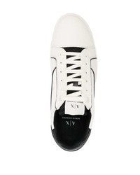 weiße niedrige Sneakers von Armani Exchange