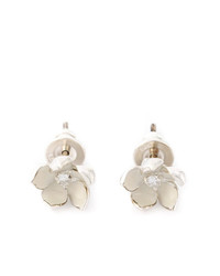 weiße Ohrringe mit Blumenmuster von Shaun Leane