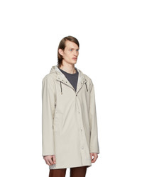 weiße Regenjacke von Stutterheim