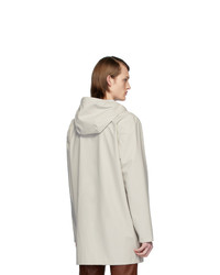 weiße Regenjacke von Stutterheim