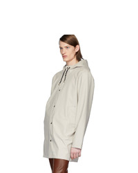 weiße Regenjacke von Stutterheim