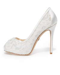 weiße Satin Pumps von Badgley Mischka