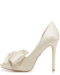 weiße Satin Pumps von Badgley Mischka