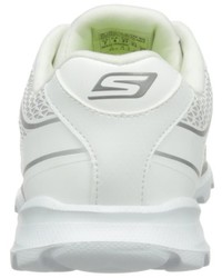 weiße Schuhe von Skechers